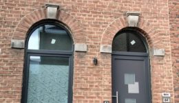 Maison équipée de châssis PVC REHAU gris anthracite, porte avec tirant en inox et châssis arrondis | Liège