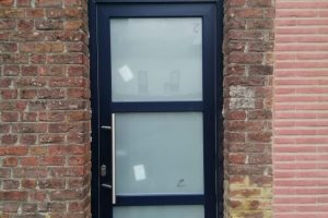 Porte PVC REHAU à trois carreaux avec imposte fixe supérieure