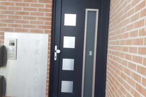 Porte PVC REHAU avec petit tirant boule et panneau décoratif