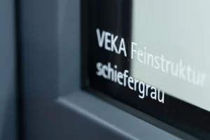 Châssis PVC imitation aluminium découvrez la finition Feinstruktur de Veka (1)
